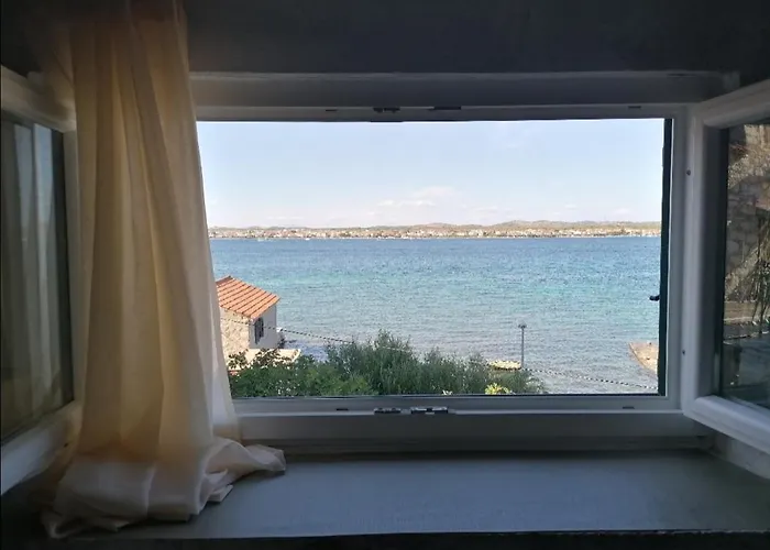 בית נופש Heritage Stone House By The Sea